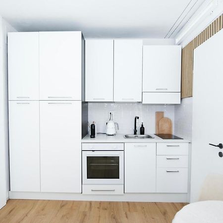Bright Tiny Studio - Shared Pool & Sauna - Free Parking - Air Condition Muralto Esterno foto