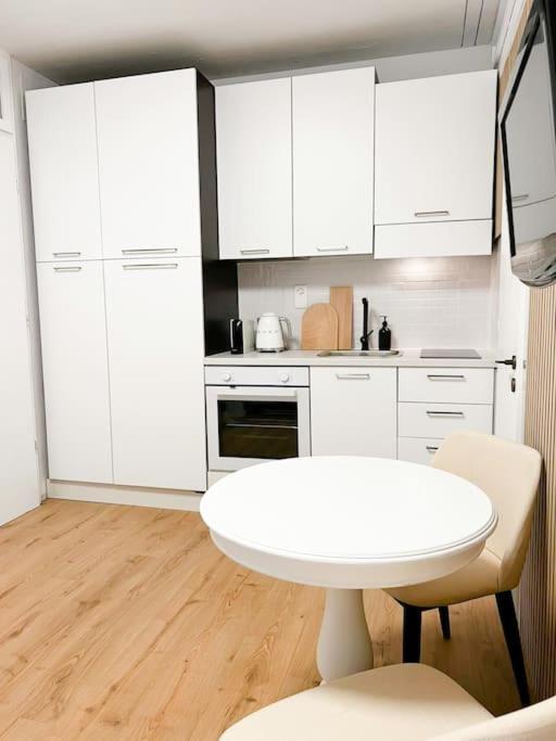 Bright Tiny Studio - Shared Pool & Sauna - Free Parking - Air Condition Muralto Esterno foto