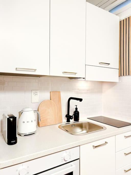 Bright Tiny Studio - Shared Pool & Sauna - Free Parking - Air Condition Muralto Esterno foto