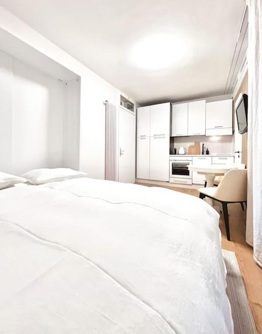 Bright Tiny Studio - Shared Pool & Sauna - Free Parking - Air Condition Muralto Esterno foto