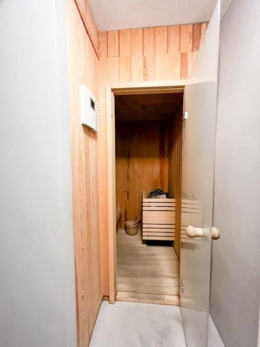 Bright Tiny Studio - Shared Pool & Sauna - Free Parking - Air Condition Muralto Esterno foto