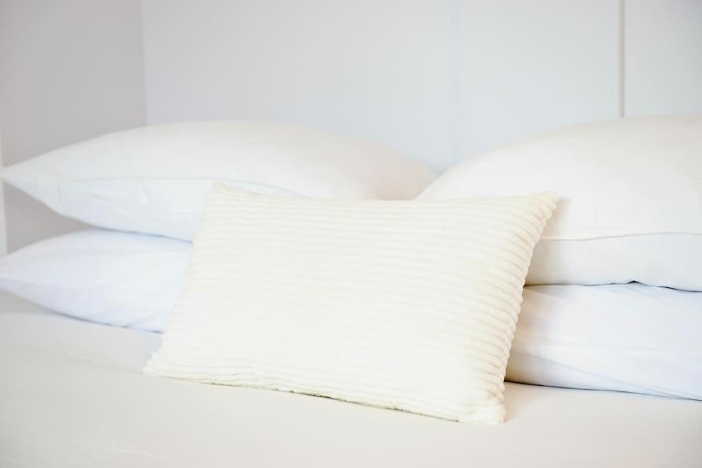 Bright Tiny Studio - Shared Pool & Sauna - Free Parking - Air Condition Muralto Esterno foto