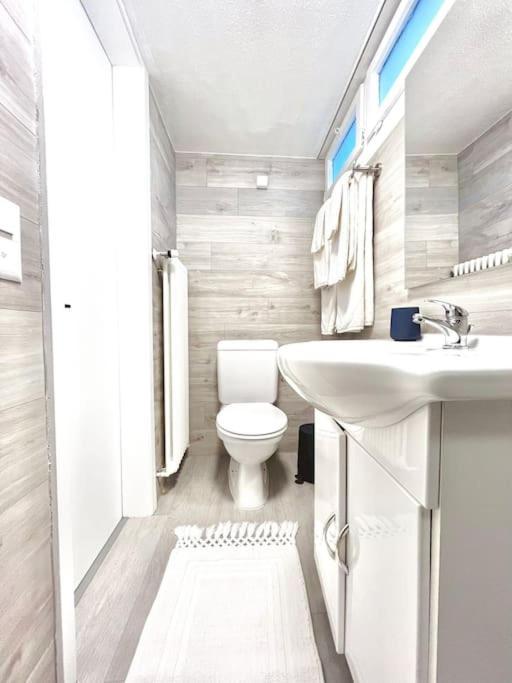 Bright Tiny Studio - Shared Pool & Sauna - Free Parking - Air Condition Muralto Esterno foto