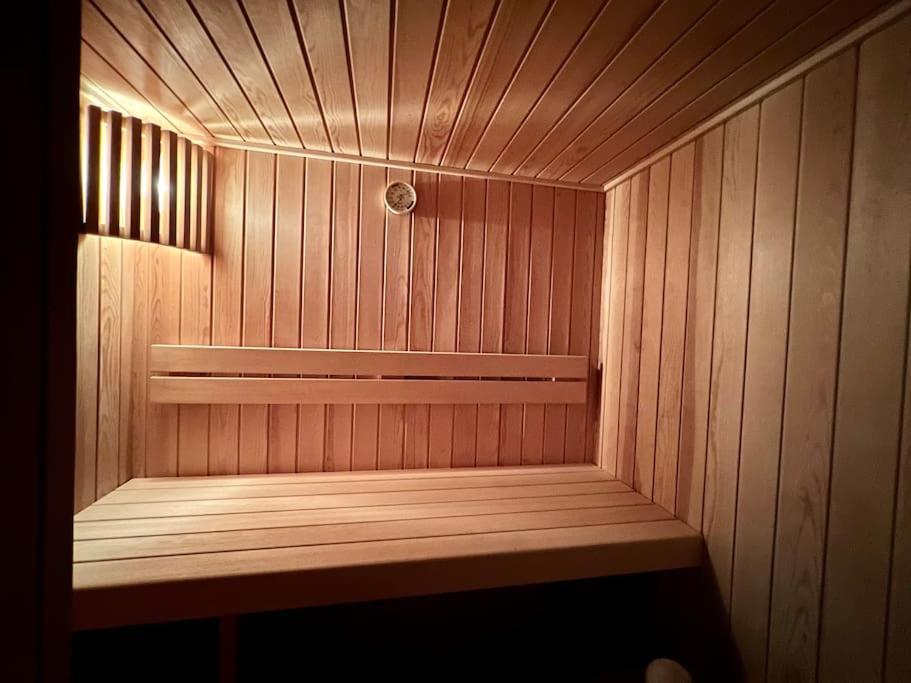 Bright Tiny Studio - Shared Pool & Sauna - Free Parking - Air Condition Muralto Esterno foto
