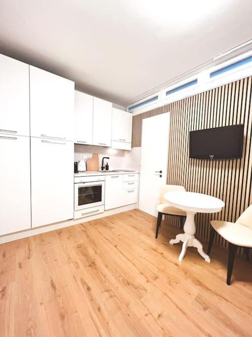 Bright Tiny Studio - Shared Pool & Sauna - Free Parking - Air Condition Muralto Esterno foto